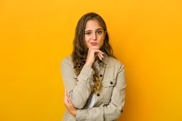 Giovane donna che sembra sospettosa