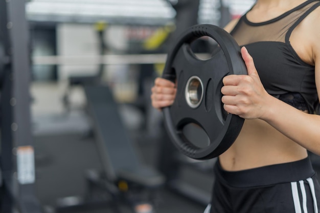 Giovane donna che si allena in palestra