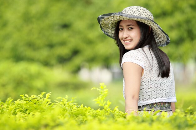 Giovane donna che si distende nel giardino