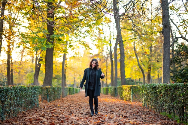 Giovane donna che si distende nella sosta di autunno