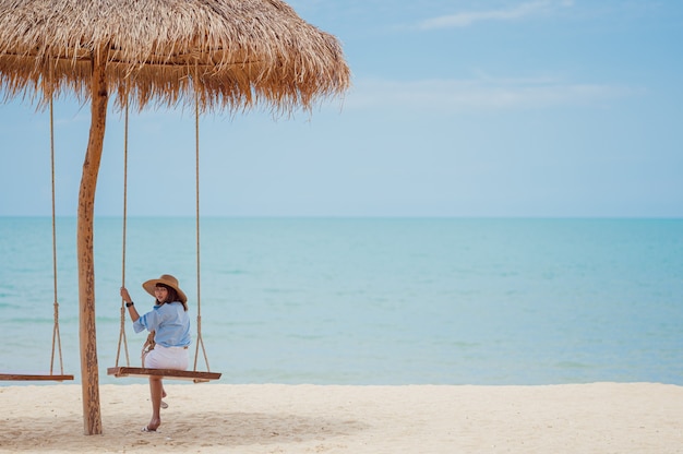 Giovane donna che si distende sulla spiaggia