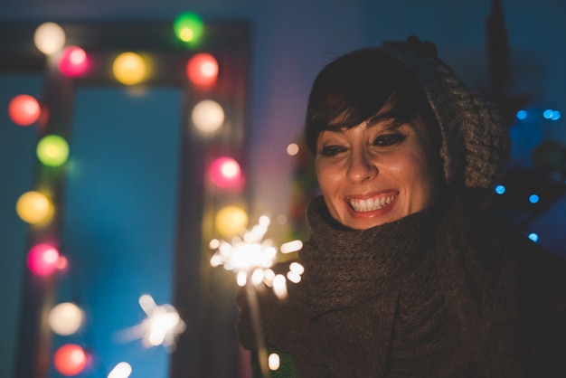 Giovane donna che si diverte a Capodanno