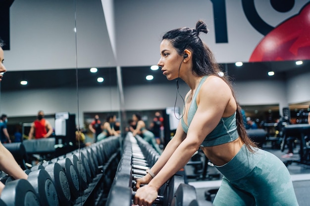Giovane donna che si esercita in palestra