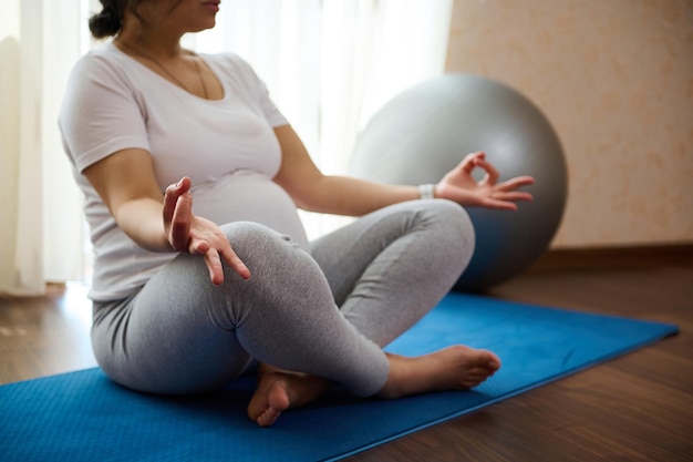 Giovane donna che si esercita in palestra