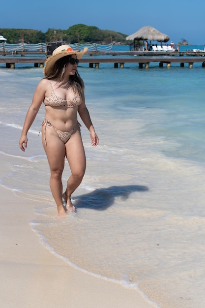 Giovane donna che si gode la vacanza in spiaggia