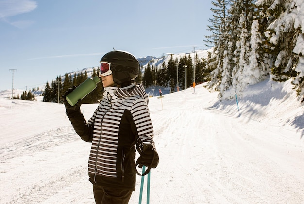 Giovane donna che si gode una giornata invernale di divertimento sugli sci sulla neve