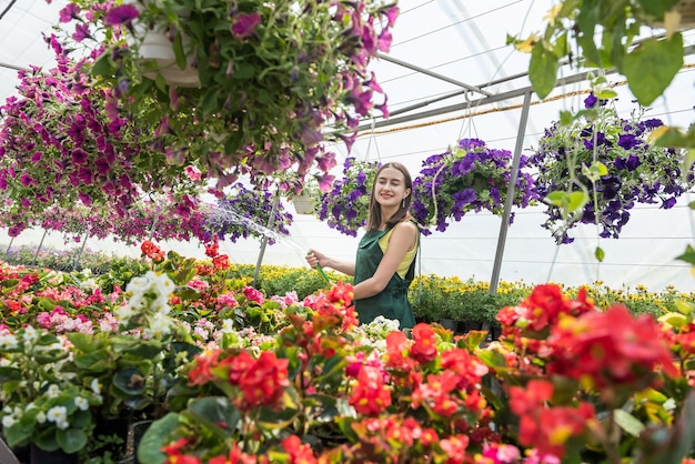 Giovane donna che si prende cura dei fiori