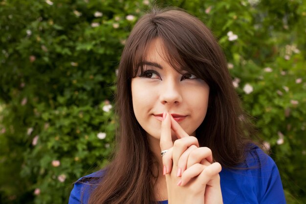 Giovane donna che si rilassa al parco