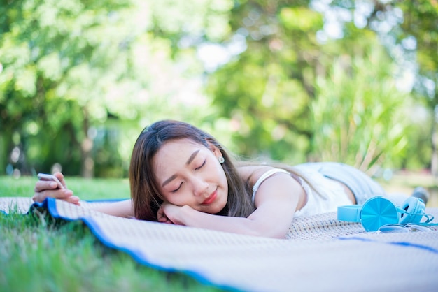 Giovane donna che si rilassa nel parco naturale. Vacanza e vacanza in libertà in giardino.