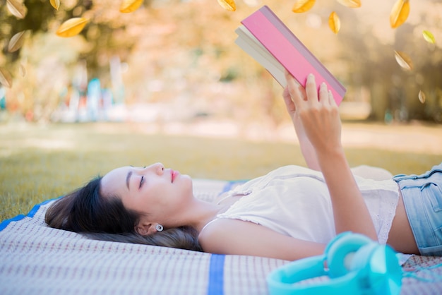 Giovane donna che si rilassa nel parco naturale. Vacanza nella stagione autunnale.