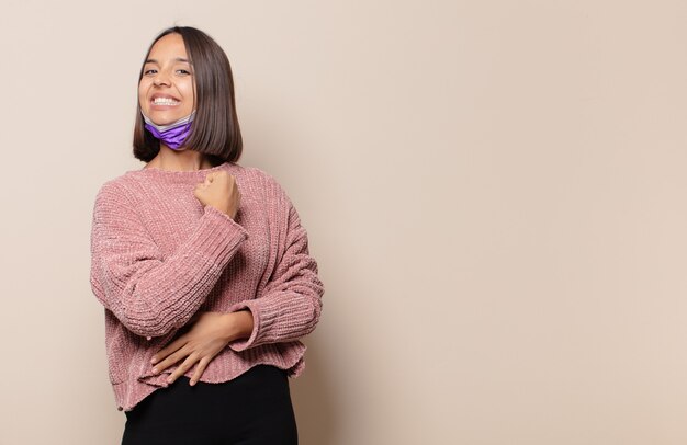 Giovane donna che si sente felice, positiva e di successo, motivata quando affronta una sfida o celebra buoni risultati