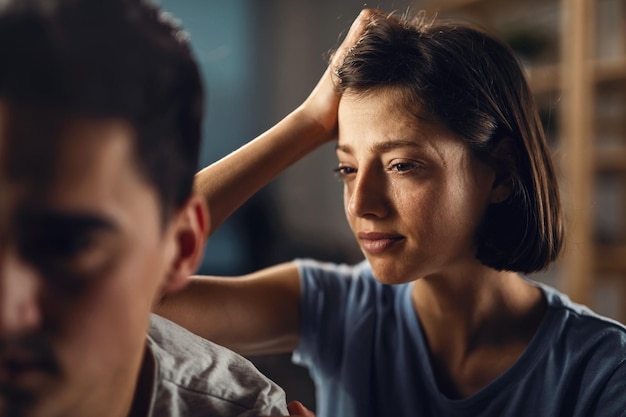 Giovane donna che si sente sconvolta e piange dopo una discussione con il suo ragazzo