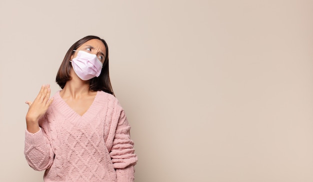 Giovane donna che si sente stressata, ansiosa, stanca e frustrata, tira il collo della camicia, sembra frustrata dal problema