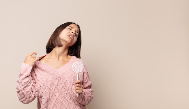 Giovane donna che si sente stressata, ansiosa, stanca e frustrata, tira il collo della camicia, sembra frustrata dal problema