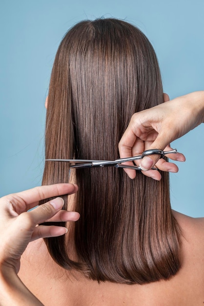 Giovane donna che si taglia i capelli