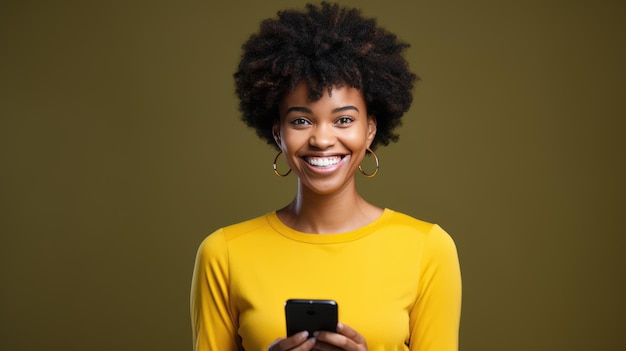 Giovane donna che sorride e tiene in mano il suo smartphone su uno sfondo colorato