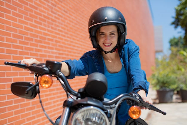 giovane donna che sorride su una moto