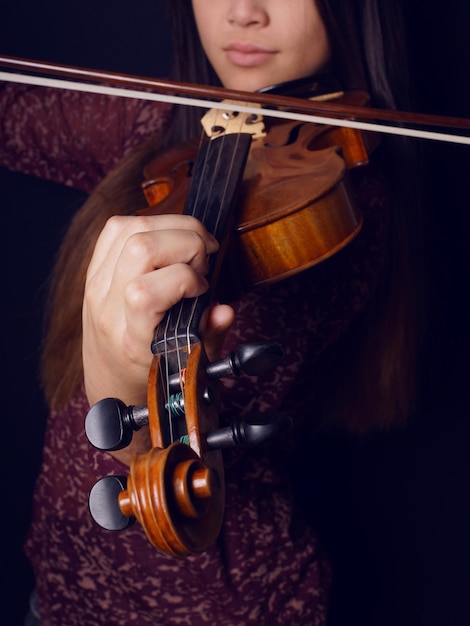 Giovane donna che suona il violino