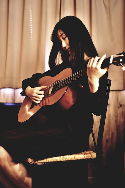 Giovane donna che suona la chitarra