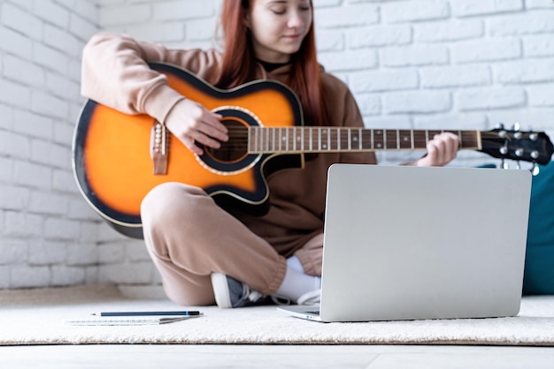 Giovane donna che suona la chitarra