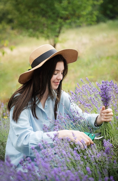 Giovane donna che taglia i mazzi di lavanda