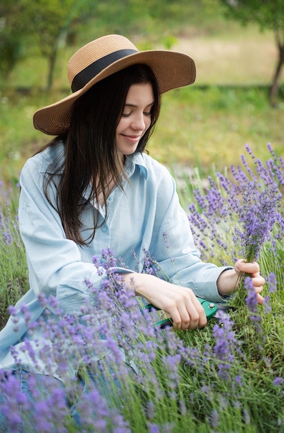 Giovane donna che taglia i mazzi di lavanda