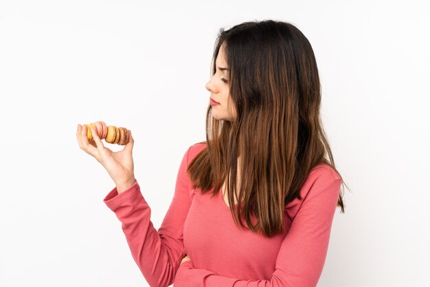 Giovane donna che tiene amaretti