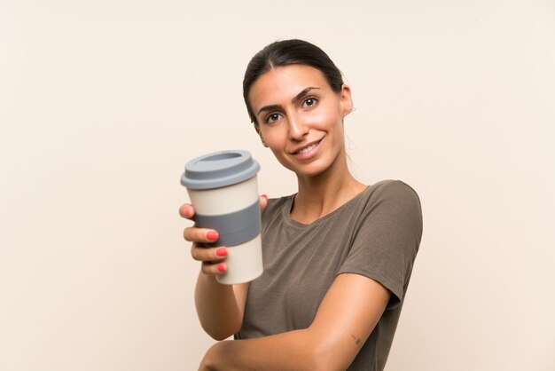 Giovane donna che tiene un caffè da asporto