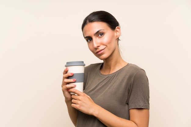 Giovane donna che tiene un caffè da asporto