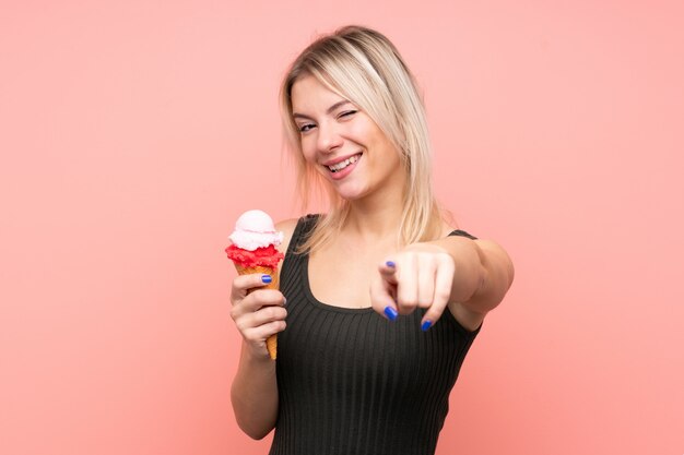 Giovane donna che tiene un gelato