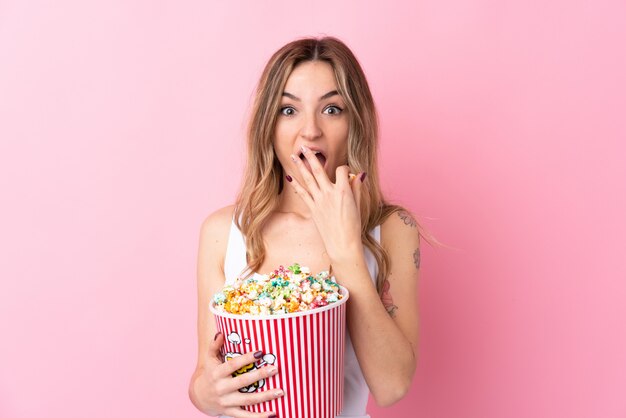 Giovane donna che tiene un grande secchio di popcorn