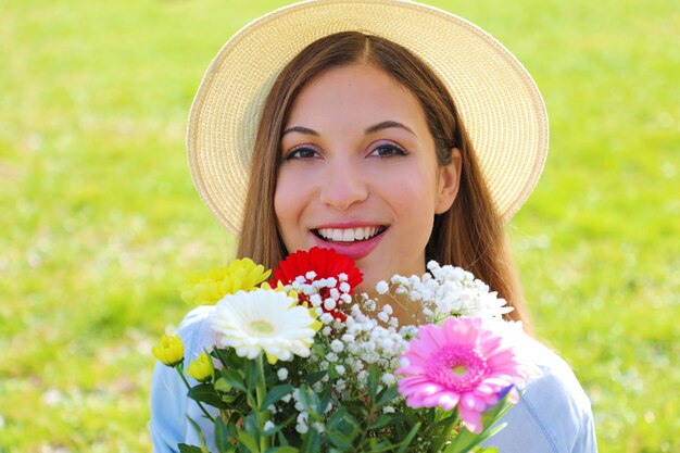 Giovane donna che tiene un mazzo di fiori