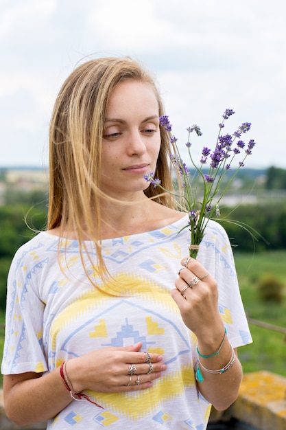 Giovane donna che tiene un mazzo di lavanda