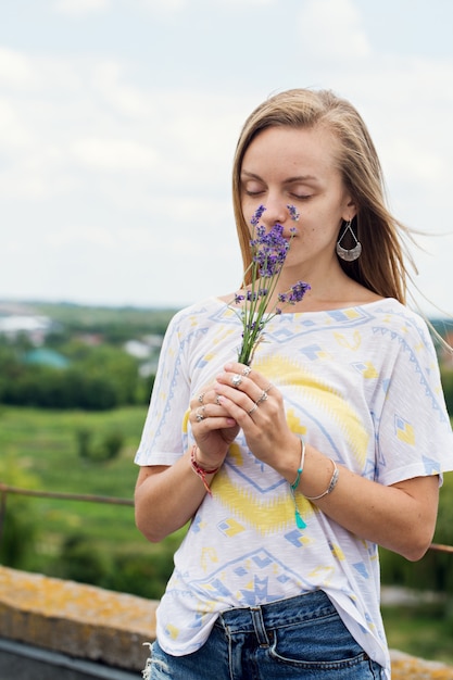 Giovane donna che tiene un mazzo di lavanda