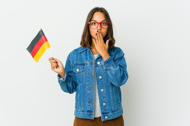 Giovane donna che tiene una bandiera tedesca