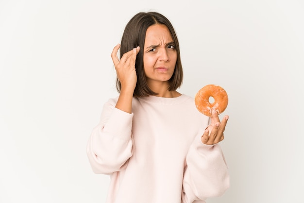 Giovane donna che tiene una ciambella