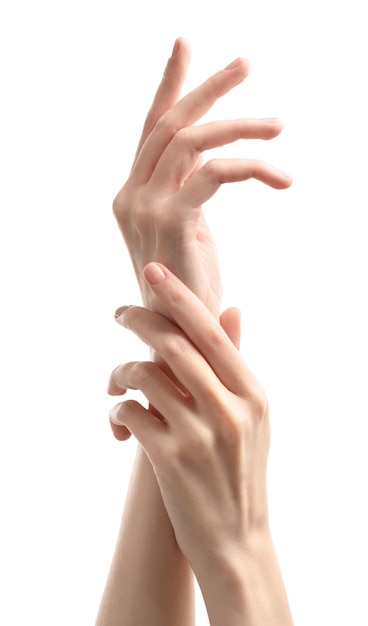 Giovane donna che tocca la mano e sente l'effetto idratante della crema sullo sfondo bianco