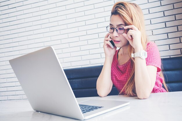 Giovane donna che usa il cellulare a casa