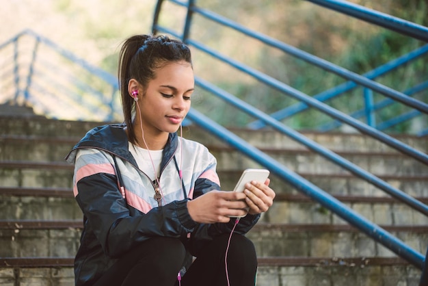Giovane donna che usa il cellulare