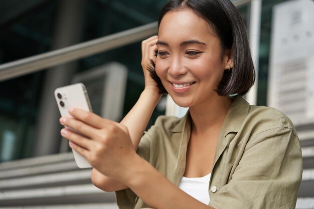 Giovane donna che usa il cellulare