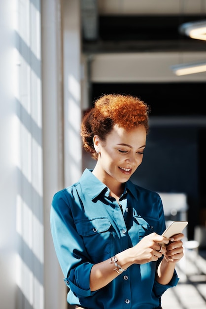 Giovane donna che usa il cellulare