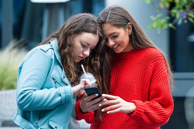 Giovane donna che usa il cellulare