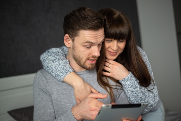 Giovane donna che usa il cellulare