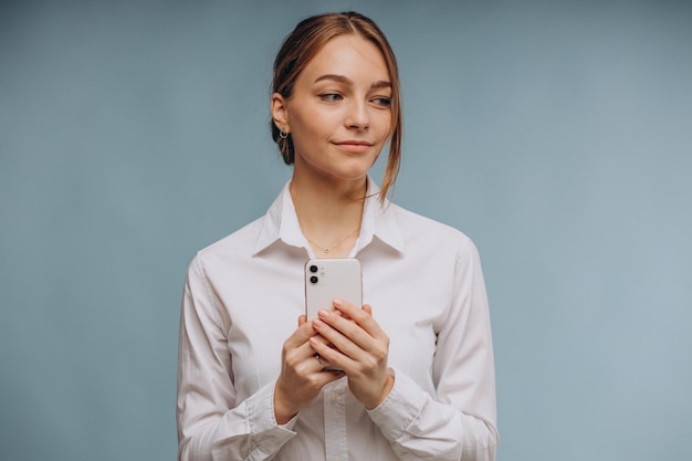 Giovane donna che usa il cellulare