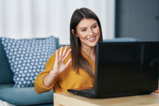 giovane donna che usa il computer a casa