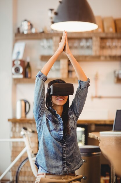 Giovane donna che usando l'auricolare di realtà virtuale