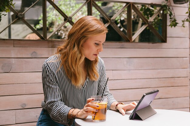 Giovane donna che usando le nuove tecnologie