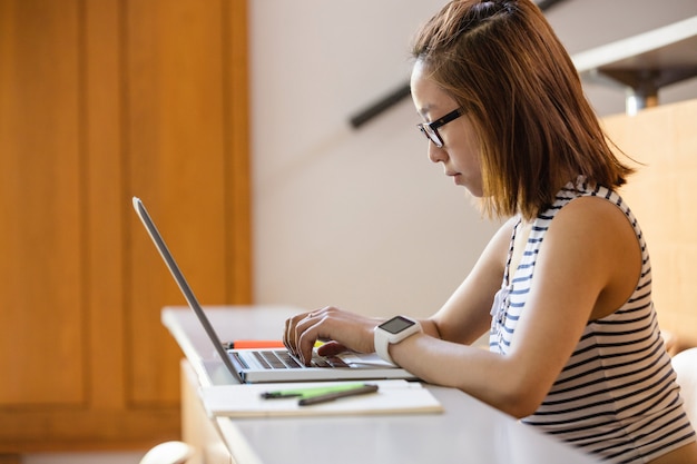 Giovane donna che utilizza computer portatile nell'aula