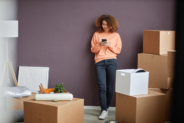 Giovane donna che utilizza smartphone a casa