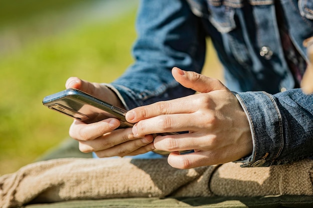 Giovane donna che utilizza Smartphone all'aperto